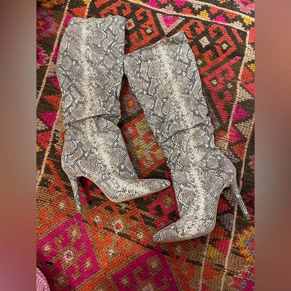 JESSICA SIMPSON SNAKE PRINT BOOTS SIZE 7